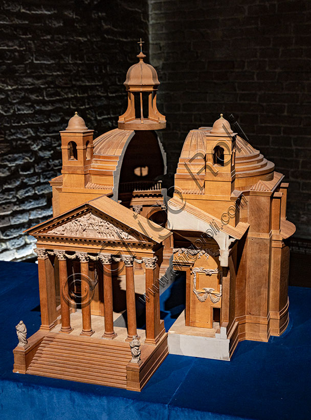 Modello del “Tempietto di Villa Barbaro a Maser ”, di Andrea Palladio, legno con dettagli in biscotto di porcellana.