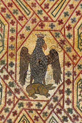 Palermo, Palazzo Reale o Palazzo dei Normanni, Torre Pisana, Sala di Re Ruggero(sala voluta da Re Ruggero II d'Altavilla): particolare della decorazione  della volta con mosaici di animali. Questi mosaici risalgono al periodo di Federico II di Svevia.Particolare con aquila che ghermisce coniglio (stemma reale dell'Imperatore Federico II).