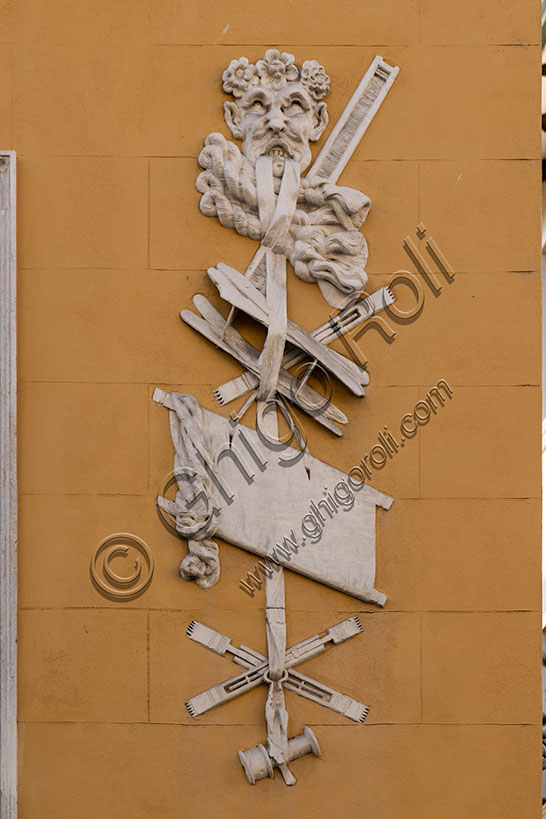 Vicenza: facciata di Casa Gastaldi in Contrà Porta S. Lucia. Particolare della decorazione con gli strumenti utilizzati nella lavorazione della seta.