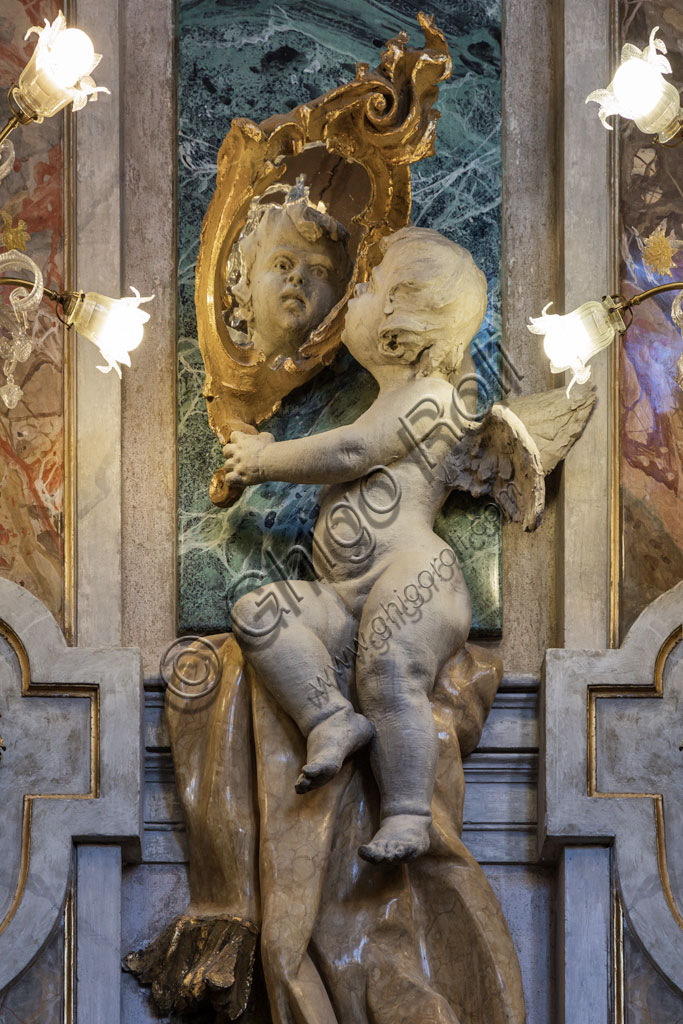 Brescia, Teatro Grande: Sala del Ridotto o Foyer. La sala è forse uno dei più mirabili esempi dello sfarzo architettonico settecentesco applicato ad una struttura di spettacolo. Il decoro ornamentale fu affidato ai pittori veneziani Francesco Battaglioli e Francesco Zugno. Particolare della decorazione: putto in gesso di Francesco Gusneri.