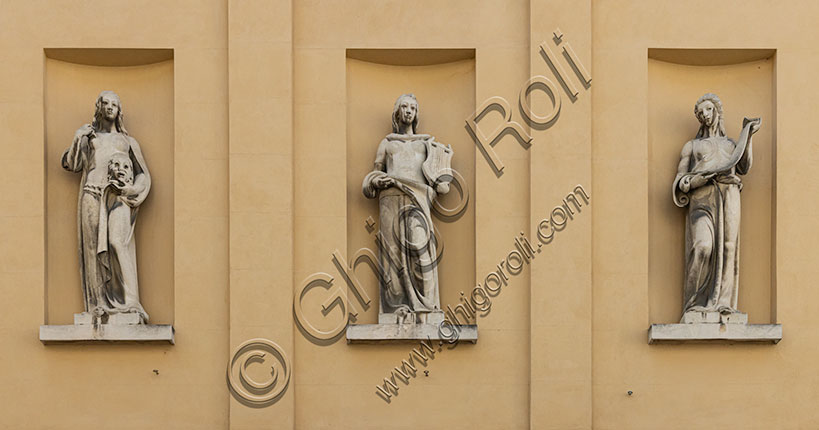Vicenza, Fogazzaro Avenue: detail of the facade of the Corso cinema, decorated with some statue that represent Arts.