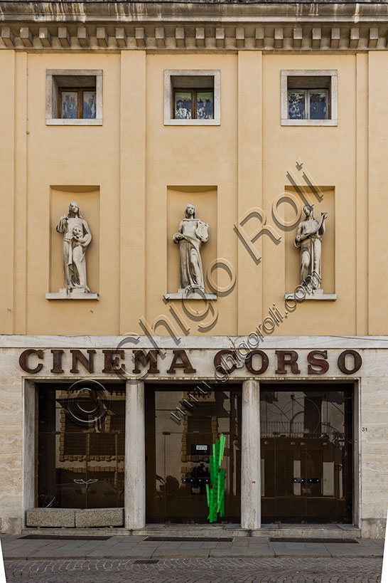 Vicenza, corso Fogazzaro: dettaglio della facciata del cinema Corso, decorata con alcune statue che rappresentano le Arti