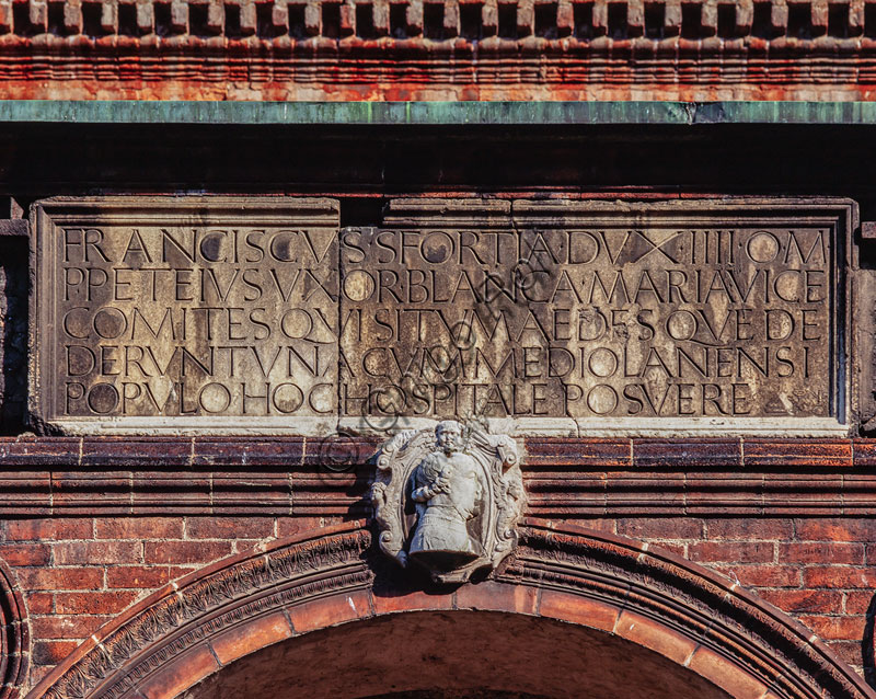 Ca' Granda, formerly Ospedale Maggiore: main courtyard. Today it is the seat of the University of Studies of Milan. The Renaissance building was designed by Filarete. Detail of the facade, built in the 15th century, in terracotta.