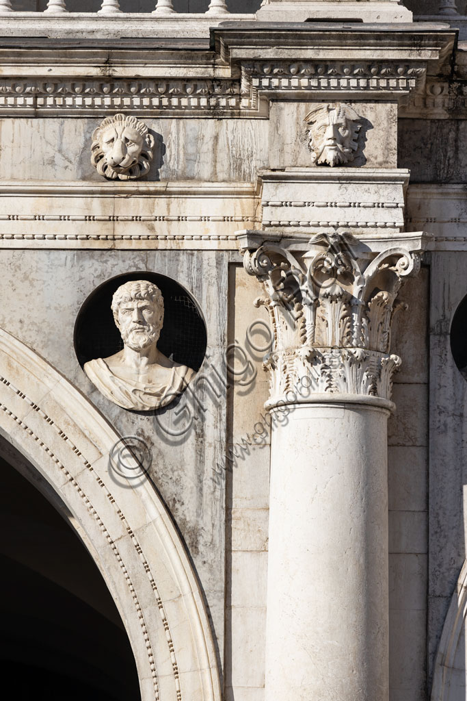 Brescia, piazza della Loggia (piazza rinascimentale di impronta veneziana), Palazzo della Loggia: particolare della facciata in marmo bianco di Botticino con colonna, capitello e uno dei trenta Cesari, ciclo realizzato da Gasparo da Cairano e dal Tamagnino.