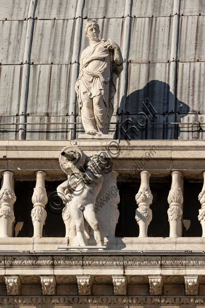 Brescia, piazza della Loggia (piazza rinascimentale di impronta veneziana), Palazzo della Loggia: particolare della facciata in marmo bianco di Botticino con statue.