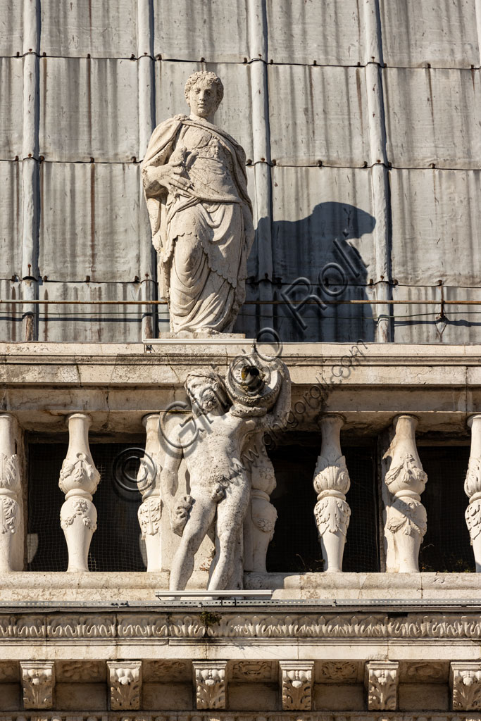 Brescia, piazza della Loggia (piazza rinascimentale di impronta veneziana), Palazzo della Loggia: particolare della facciata in marmo bianco di Botticino con statue.