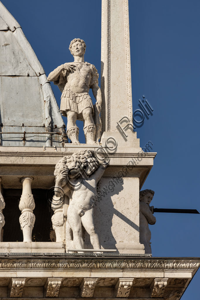 Brescia, piazza della Loggia (piazza rinascimentale di impronta veneziana), Palazzo della Loggia: particolare della facciata in marmo bianco di Botticino con statue.