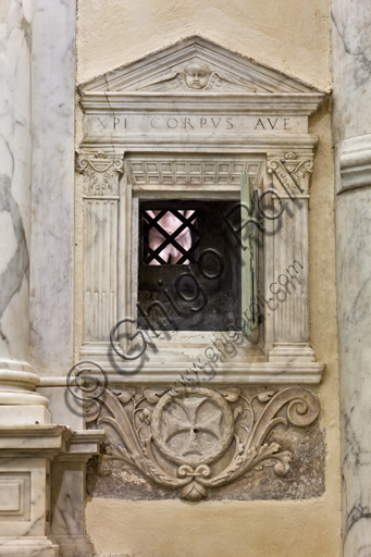 Genova, Duomo (Cattedrale di S. Lorenzo), Battistero (già Chiesa di San Giovanni il Vecchio): particolare della finestrella per la venerazione dell'urna delle ceneri di San Giovanni.