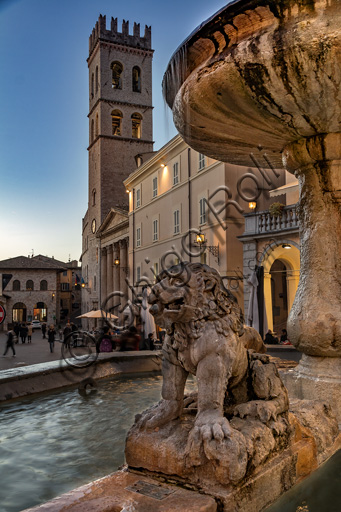 Assisi: veduta serale della piazza del Comune. In primo piano, particolare della fontana dei tre leoni. Sullo sfondo, il Palazzo del Capitano del Popolo, la Torre civica e il Tempo di Minerva.