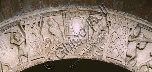 Modena, Duomo, fianco settentrionale: l'archivolto della Porta della Pescheria, con scene del ciclo bretone e i cavalieri di Re Artù. Particolare della liberazione di Ginevra con il castello in cui è prigioniera, circondato da un fossato pieno d'acqua. A sinistra è Wimlogee (Ginevra), a destra Mardoc (Meleagant), il suo carceriere.