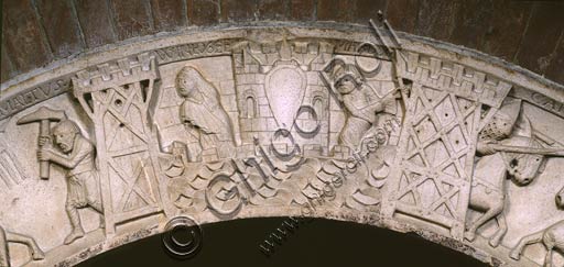  Modena, Cathedral, northern side: the archivolt of the Porta della Pescheria (Fish-Market gate) depicting scenes from the Matter of Britain. Detail of the rescue of Guinevere: the Castle with two figures: Winlogee (Guinevere) on the left and Mardoc (Meleagant), her captor, on the right. The castle itself is surrounded by a moat filled with water.