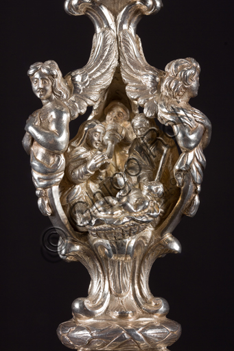 Genova, Museo del Tesoro della Cattedrale di San Lorenzo:  Calice dei Padri del Comune; bottega genovese, seconda metà del XVI secolo ; argento sbalzato, cesellato, dorato. Nel nodo del calice è raffigurata la Natività di Gesù, nella base il compianto sul Cristo morto.Particolare della Natività.