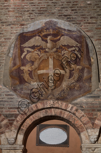 Modena, torre Ghirlandina, sala dei Torresani con opere di Maestri campionesi, XII - XIII secolo: particolare della parete nord con stemma della comunità di Modena e l'aquila Estense con la corona ducale.