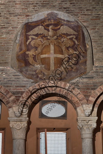 Modena, torre Ghirlandina, sala dei Torresani con opere di Maestri campionesi, XII - XIII secolo: particolare della parete nord con stemma della comunità di Modena e l'aquila Estense con la corona ducale.