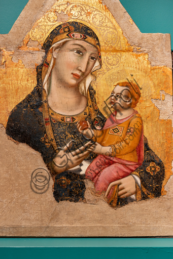 Perugia, Galleria Nazionale dell'Umbria: pentittico di Meo da Siena, secondo quarto del XIV secolo.  Tempera e fondo oro su tavola. Particolare della parte centrale con Madonna e Bambino. 