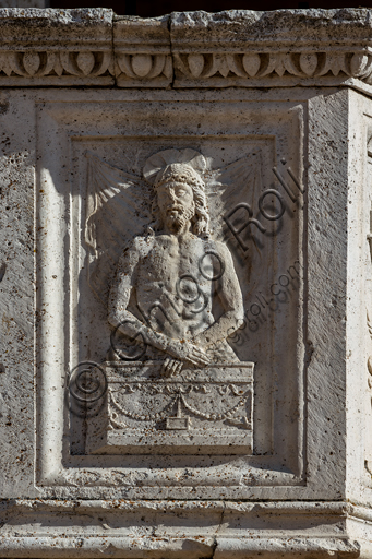 Spoleto, Duomo (Cattedrale di Santa Maria Assunta), particolare della parte inferiore della facciata, uno dei due pulpiti: Ecce Homo scolpito.