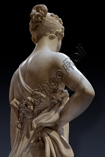 "Tersicore danzante (Danzatrice)", 1820, di Gaetano Matteo Monti (1776 - 1847), marmo.  Particolare della parte posteriore con le spalle nude e lo chignon.