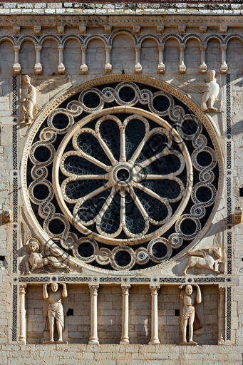 Spoleto, Duomo (Cattedrale di Santa Maria Assunta): particolare della parte superiore della facciata. Il rosone centrale è circondato da simboli degli Evangelisti e alla base ha una galleria cieca con due telamoni.