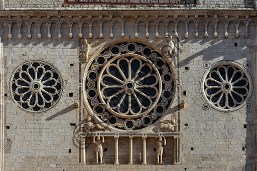 Spoleto, Duomo (Cattedrale di Santa Maria Assunta): particolare della parte superiore della facciata. Il rosone centrale è circondato da simboli degli Evangelisti e alla base ha una galleria cieca con due telamoni.