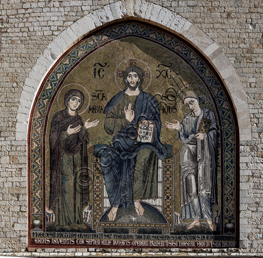 Spoleto, Duomo (Cattedrale di Santa Maria Assunta): particolare della parte superiore della facciata con rosoni  e galleria cieca con due telamoni. Nella nicchia centrale, il mosaico Cristo in trono fra la Madonna e San Giovanni Evangelista (1207), firmato Solsterno.