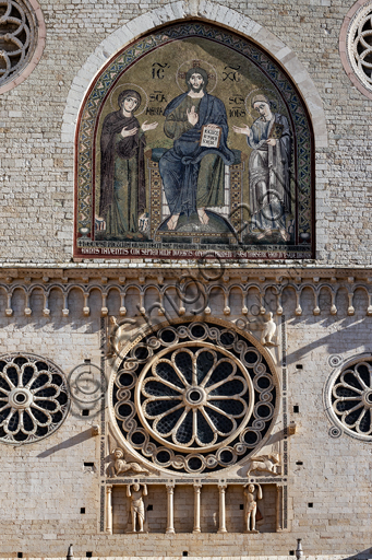 Spoleto, Duomo (Cattedrale di Santa Maria Assunta): particolare della parte superiore della facciata con rosoni  e galleria cieca con due telamoni. Nella nicchia centrale, il mosaico Cristo in trono fra la Madonna e San Giovanni Evangelista (1207), firmato Solsterno.
