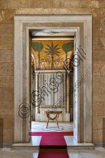 Palermo, Palazzo Reale o Palazzo dei Normanni, Torre Joharia, Sala dei Venti: veduta. Particolare della porta che immette su Sala di Re Ruggero