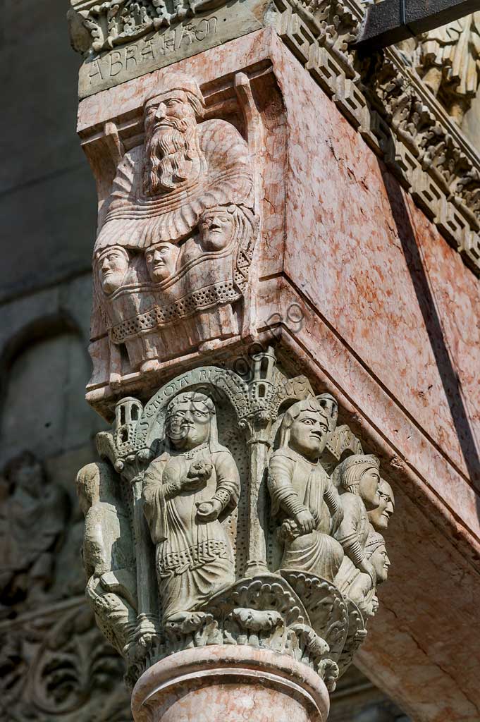 Fidenza, Duomo (St. Donnino Cathedral), Façade, the main portal: the capital called "of the Virgin", surmounted by a bas-relief depicting Abraham. Work by Benedetto Antelami and his workshop.