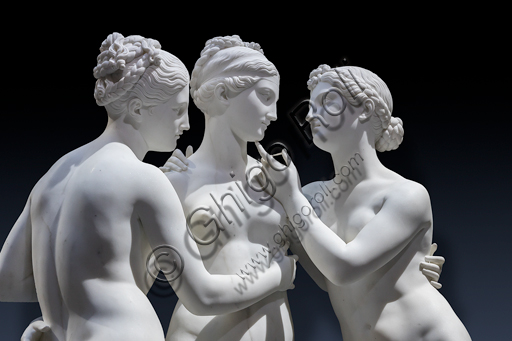 "Le Grazie con Cupido", 1820-2, di Bertel Thorvaldsen (1770 - 1844), marmo di Carrara. Particolare dell'abbraccio, con volti e sguardi tra le Grazie. 