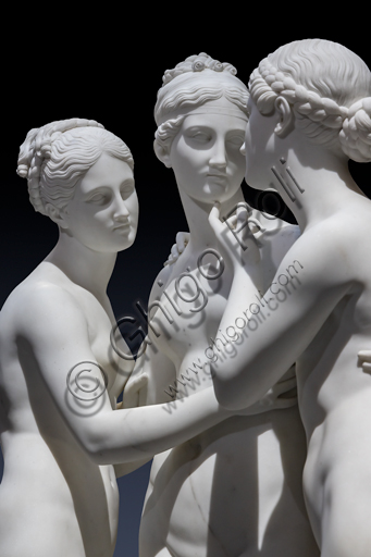 "Le Grazie con Cupido", 1820-2, di Bertel Thorvaldsen (1770 - 1844), marmo di Carrara. Particolare dell'abbraccio, con volti e sguardi tra le Grazie. 