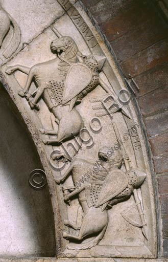  Modena, Cathedral, northern side: the archivolt of the Porta della Pescheria (Fish-Market gate) depicting scenes from the Matter of Britain. Detail of the archivolt with two knights identified by inscriptions as Calvariun (Galeschin?) and Che (Kay).