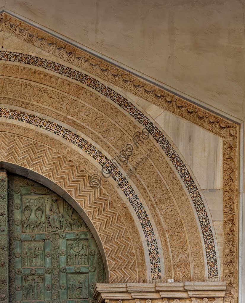 Duomo di Monreale, portale maggiore: particolare dell'arco con figure antropomorfe e animali.