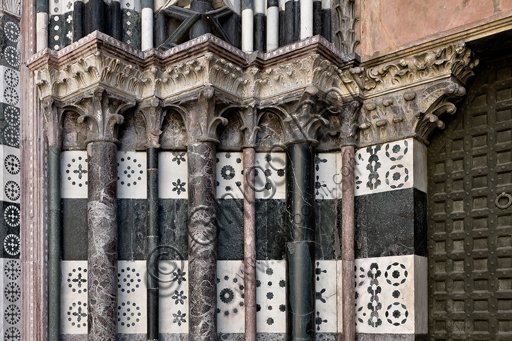 Genova, Duomo (Cattedrale di S. Lorenzo), lato ovest, la facciata, il portale di sinistra:  particolare delle colonne. 