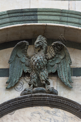 Firenze, Battistero di San Giovanni, esterno, la facciata a Nord in marmo di Carrara bianco e verde di Prato: particolare dell'emblema dell'Arte dei Mercanti o di Calimala, un'aquila che stringe una balla di mercanzia, detta torsello.