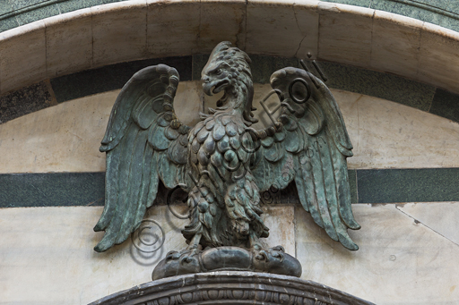 Firenze, Battistero di San Giovanni, esterno, la facciata a Nord in marmo di Carrara bianco e verde di Prato: particolare dell'emblema dell'Arte dei Mercanti o di Calimala, un'aquila che stringe una balla di mercanzia, detta torsello.