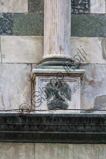 Florence, the Baptistery of St. John, exterior, the Northern façade in Carrara white marble and green Prato marble: detail of the emblem of the Arte of Calimala or the Guild of the Cloth Merchants, an eagle which on a "torsello", a bold of cloth.