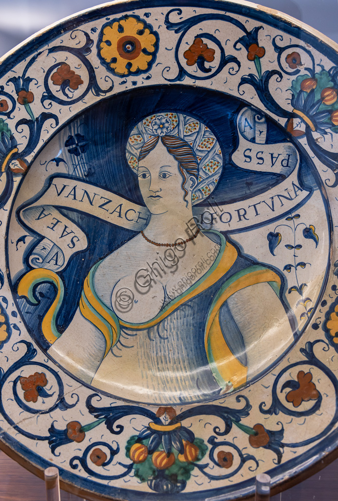 Deruta, Museo Regionale della Ceramica: piatto a pompa con busto di bella donna, con motivo di girali sulla tesa, maiolica, Deruta, prima metà XVI secolo.