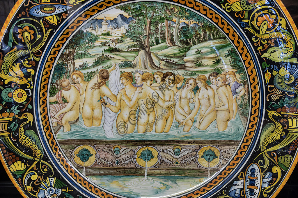Deruta, Museo Regionale della Ceramica: piatto che rappresenta la Fontana della Giovinezza (soggetto rinascimentale). 
