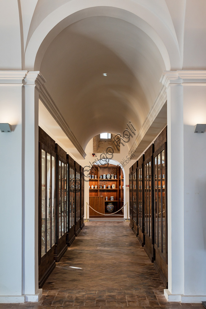 Deruta, Museo Regionale della Ceramica: veduta di un corridoio con vetrine.