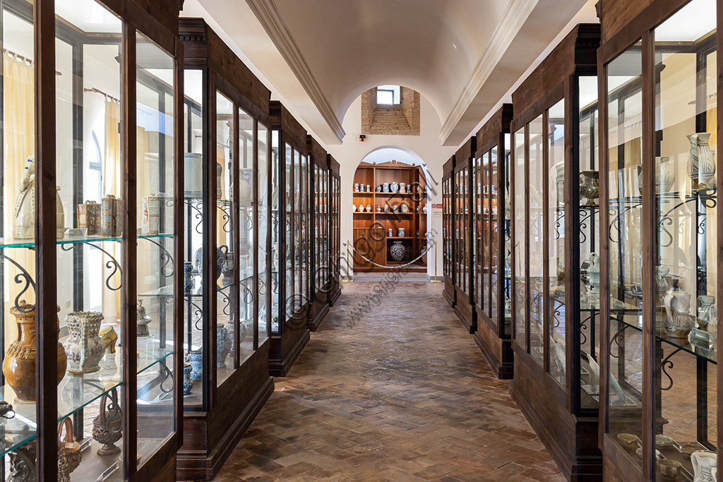Deruta, Museo Regionale della Ceramica: veduta di una sala con vetrine.