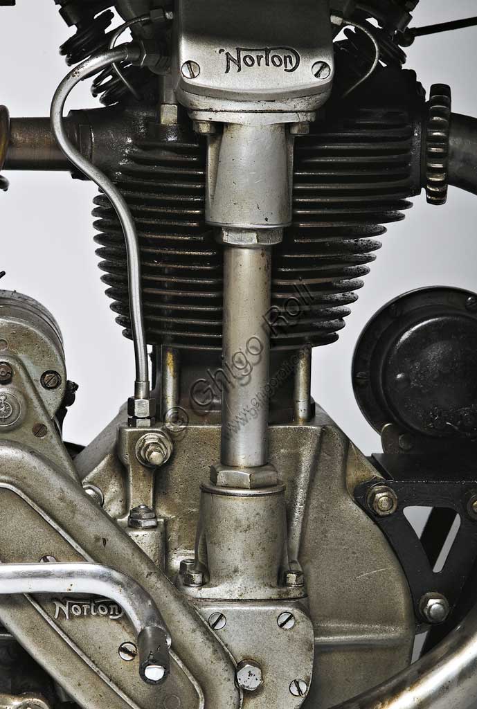 Moto d'epoca Norton 500 CS1. Motore.Marca: Nortonmodello: 500 CS 1nazione: Regno Unito - Birminghamanno: 1935condizioni: restauratacilindrata: 489,9 cc (alesaggio x corsa 79 x 100)motore: Monocilindrico conalbero a cammes in testacambio: a quattro rapportiQuesta moto è l'evoluzione della CS1 di pag. 54 - 57, dieci anni dopo. Con un lavoro poco appariscente sono state introdotte numerose varianti meccaniche che l'hanno migliorata nella sostanza (freni, cambio, potenza...) e ingentilita nella forma. Il suo aspetto è familiare a tutti coloro che hanno visto "I diari della motocicletta", il film sugli anni giovanili di Ernesto Che Guevara.