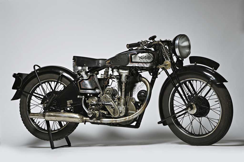 Moto d'epoca Norton 500 CS1Marca: Nortonmodello: 500 CS 1nazione: Regno Unito - Birminghamanno: 1935condizioni: restauratacilindrata: 489,9 cc (alesaggio x corsa 79 x 100)motore: Monocilindrico conalbero a cammes in testacambio: a quattro rapportiQuesta moto è l'evoluzione della CS1 di pag. 54 - 57, dieci anni dopo. Con un lavoro poco appariscente sono state introdotte numerose varianti meccaniche che l'hanno migliorata nella sostanza (freni, cambio, potenza...) e ingentilita nella forma. Il suo aspetto è familiare a tutti coloro che hanno visto "I diari della motocicletta", il film sugli anni giovanili di Ernesto Che Guevara.