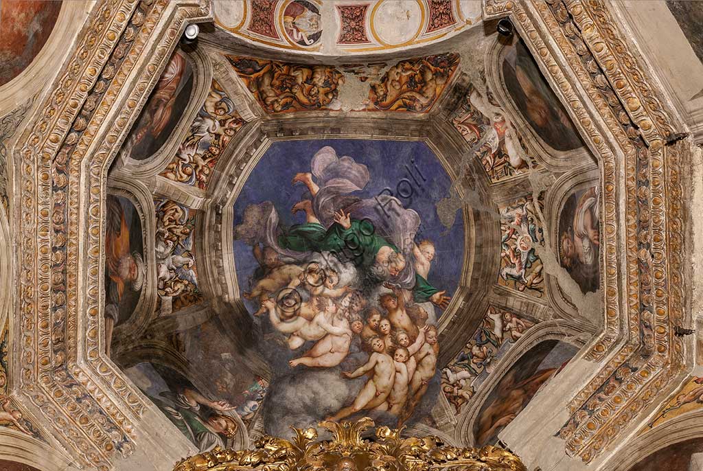 Cortemaggiore, Chiesa della SS. Annunziata (parte del convento dei Francescani), Cappella della Concezione, cupola: "Dio Creatore tra Angeli", affreschi del Pordenone, (Giovanni Antonio de Sacchis),1529 circa.