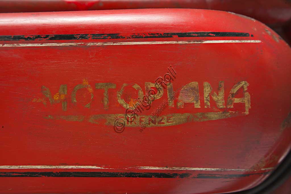 Moto d'epoca Motopiana Tipo Corsa  250. Marchio.Marca: Motopiana (Soc. anonima F.lli Piana)modello: Tipo Corsa nazione: Italia - Firenzeanno: 1926condizioni: conservatocilindrata: 250 ccmotore: Monocilindrico Jap "Dog ears"cambio: Già pilota di motociclette DKW, Gualtiero Piana, nel 1923, inizia a costruire moto proprie con motorizzazione Villiers. Seguono altri modelli, alcuni anche con motore Jap e infine sviluppa un motore proprio. La Motopiana produce in tutto una decina di modelli fino al 1931, dopodichè non se ne hanno più notizie. Contemporaneamente Gualtiero Piana continua a partecipare alle corse con le sue moto, raccogliendo diversi successi.  Questo esemplare, unico superstite dei due prodotti con le medesime caratteristiche, è tra quelli che gli appartennero e furono impiegati nelle competizioni. Monta ancora le gomme dell'epoca.