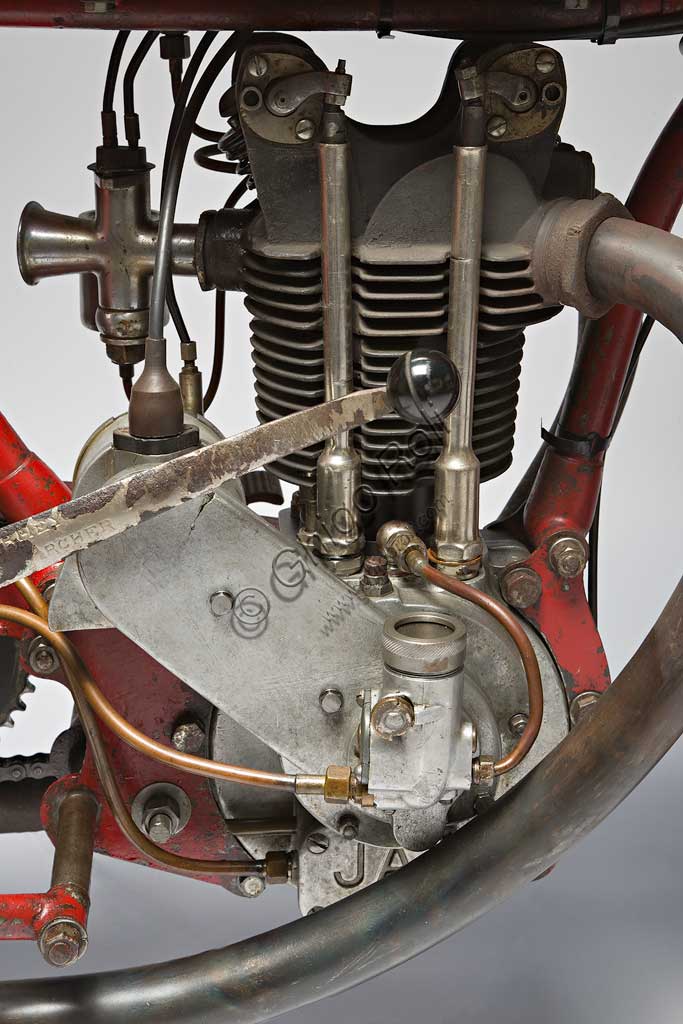 Moto d'epoca Motopiana Tipo Corsa  250. Motore.Marca: Motopiana (Soc. anonima F.lli Piana)modello: Tipo Corsa nazione: Italia - Firenzeanno: 1926condizioni: conservatocilindrata: 250 ccmotore: Monocilindrico Jap "Dog ears"cambio: Già pilota di motociclette DKW, Gualtiero Piana, nel 1923, inizia a costruire moto proprie con motorizzazione Villiers. Seguono altri modelli, alcuni anche con motore Jap e infine sviluppa un motore proprio. La Motopiana produce in tutto una decina di modelli fino al 1931, dopodichè non se ne hanno più notizie. Contemporaneamente Gualtiero Piana continua a partecipare alle corse con le sue moto, raccogliendo diversi successi.  Questo esemplare, unico superstite dei due prodotti con le medesime caratteristiche, è tra quelli che gli appartennero e furono impiegati nelle competizioni. Monta ancora le gomme dell'epoca.