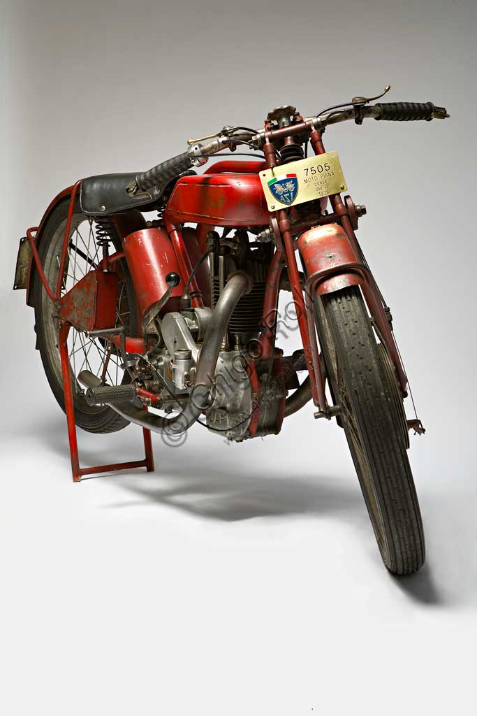 Moto d'epoca Motopiana Tipo Corsa  250Marca: Motopiana (Soc. anonima F.lli Piana)modello: Tipo Corsa nazione: Italia - Firenzeanno: 1926condizioni: conservatocilindrata: 250 ccmotore: Monocilindrico Jap "Dog ears"cambio: Già pilota di motociclette DKW, Gualtiero Piana, nel 1923, inizia a costruire moto proprie con motorizzazione Villiers. Seguono altri modelli, alcuni anche con motore Jap e infine sviluppa un motore proprio. La Motopiana produce in tutto una decina di modelli fino al 1931, dopodichè non se ne hanno più notizie. Contemporaneamente Gualtiero Piana continua a partecipare alle corse con le sue moto, raccogliendo diversi successi.  Questo esemplare, unico superstite dei due prodotti con le medesime caratteristiche, è tra quelli che gli appartennero e furono impiegati nelle competizioni. Monta ancora le gomme dell'epoca.