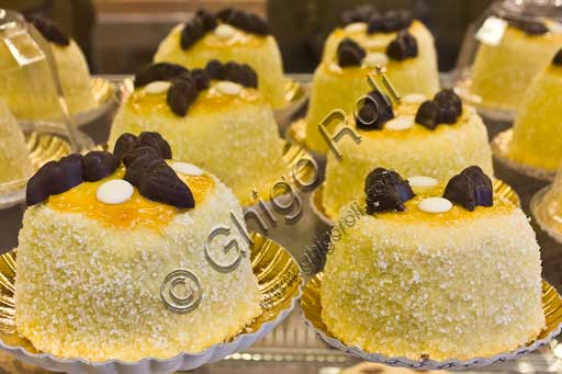 Bergamo typical dessert: "polenta e osei".