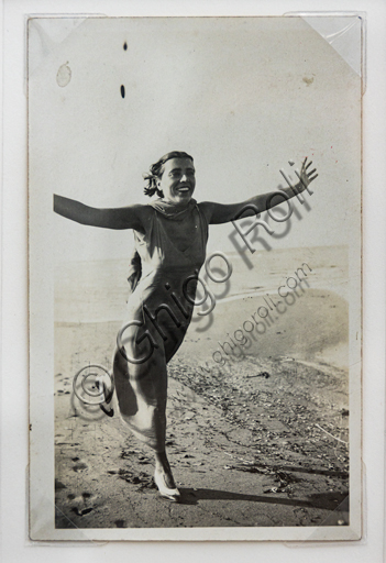 “Donna che corre sulla spiaggia con braccia aperte”, gelatina al bromuro d’argento di Marcello Dudovich, 1920-21.