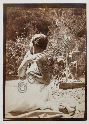 “Donna vestita di bianco”, gelatina al bromuro d’argento di Marcello Dudovich, 1920-30.