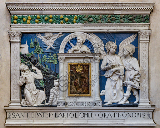 Basilica di Santa Croce: "Dossale d'altare con ciborio centrale", che raffigura, da sinistra, S. Francesco, S. Bartolomeo, l'arcangelo Raffaele e Tobiolo. In basso iscrizione.  Bassorilievo in terracotta policroma invetriata di Andrea della Robbia, 1475 circa.