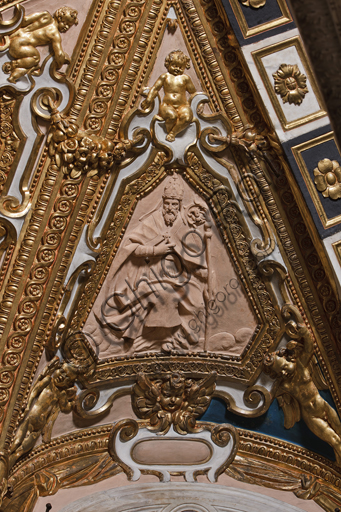 Genova, Duomo (Cattedrale di S. Lorenzo),  Cappella di San Giovanni, volta dell'abside: "Dottore della Chiesa",  formella in terracotta, della bottega di Taddeo Carlone.